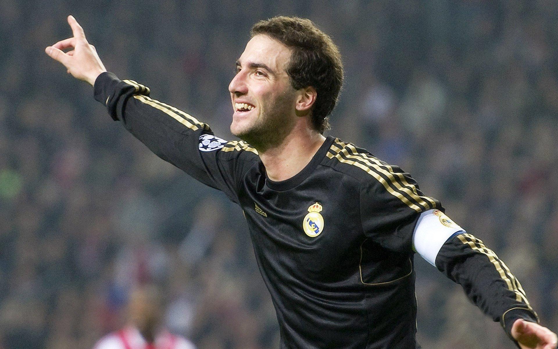 那不勒斯前锋小西蒙尼租借加盟都灵，附带条件强制买断条款引发关注